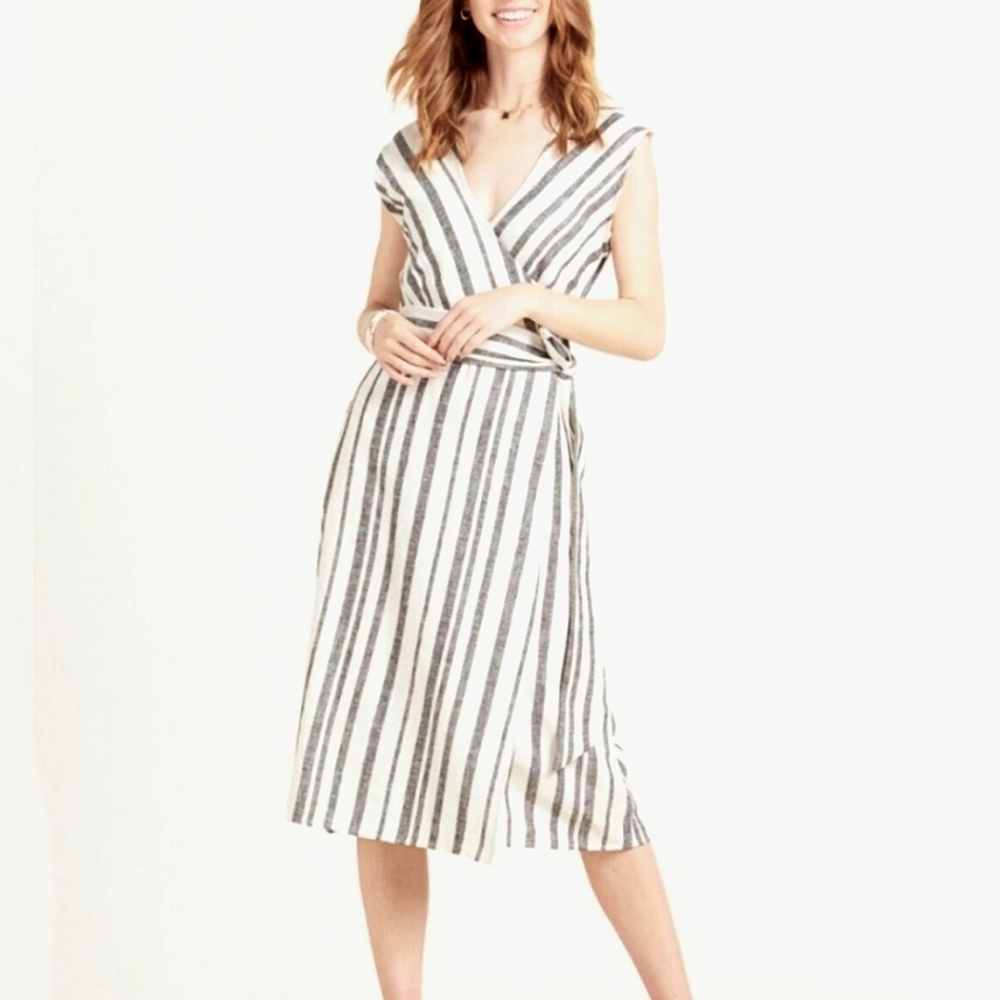 Evereve Black and White V-Neck Midi Dress
